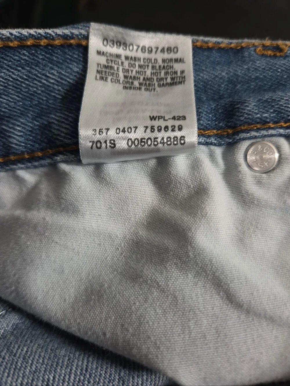 Levi's Men's 505  Straight leg Jeans in Medium Blue Wash.  38-30.